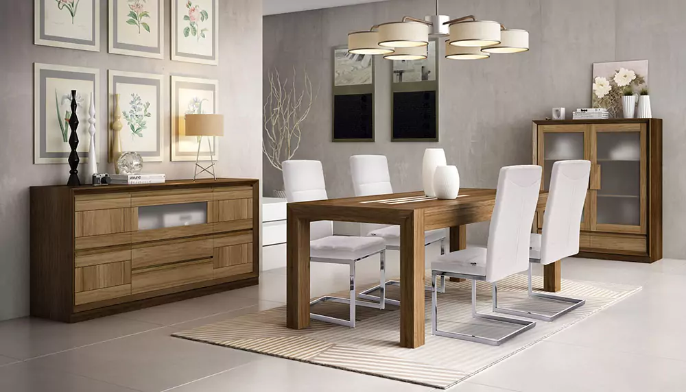 Fotografía de un comedor con muebles de comedor en color wengue y sillas en color blanco.