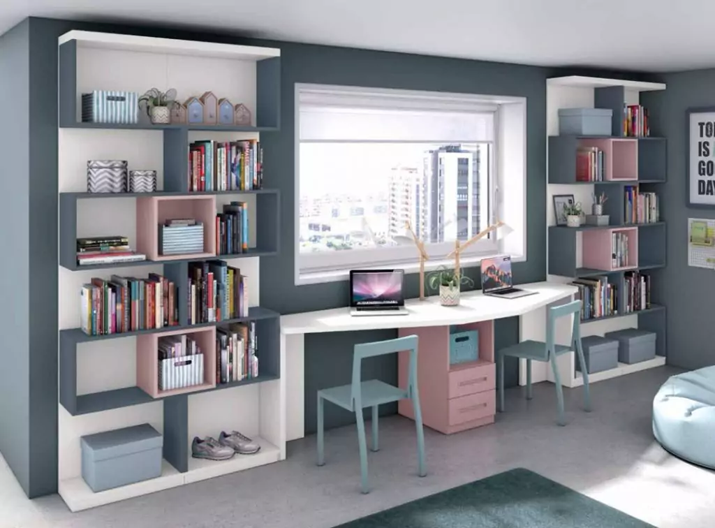 Fotografía de una habitación juvenil con dos escritorios y dos estanterías